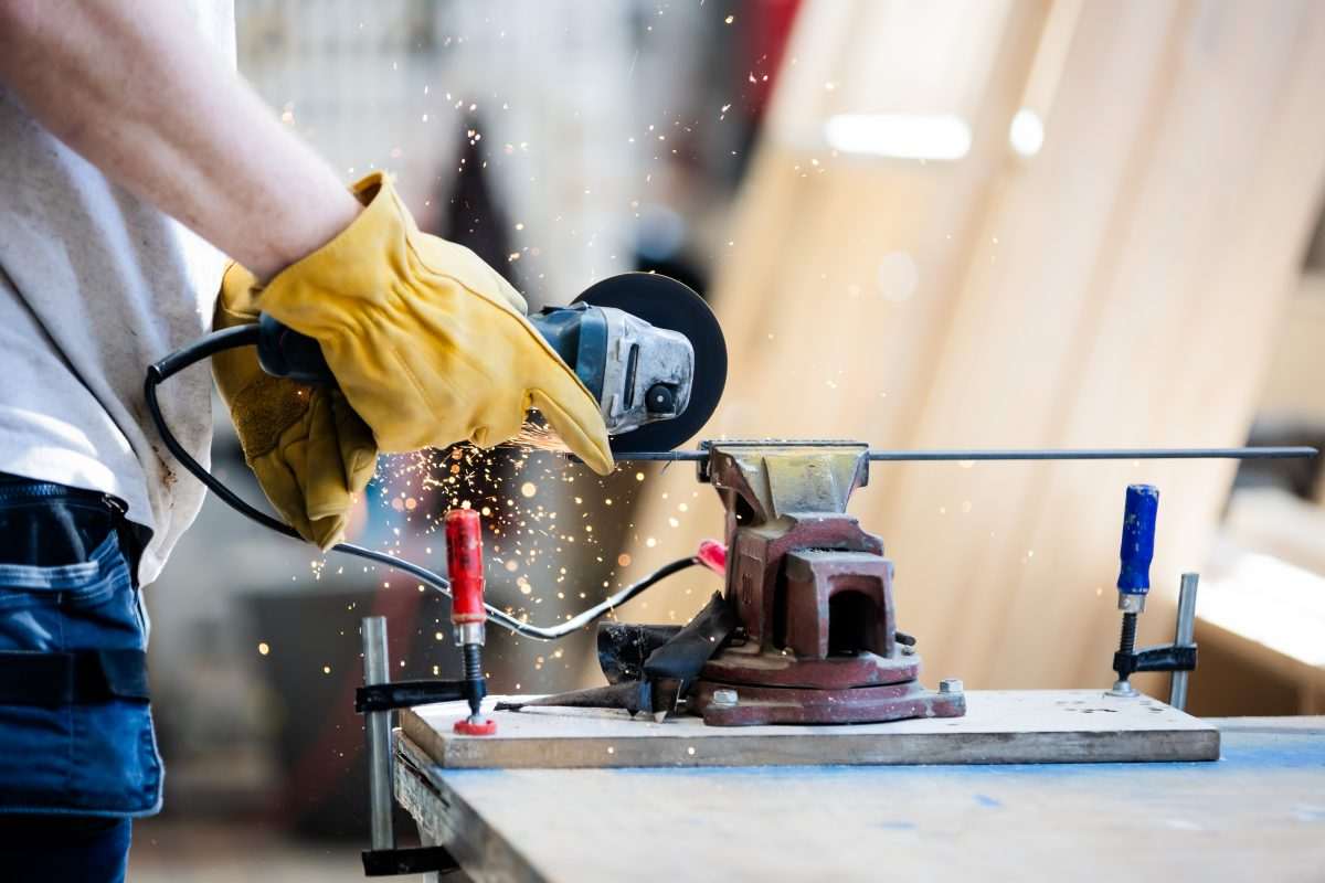 Ein Mann arbeitet in der Malzfabrik Schöneberg in einer Werkstatt für Holz- und Metallarbeiten / Foto: Christoph Soeder/dpa
