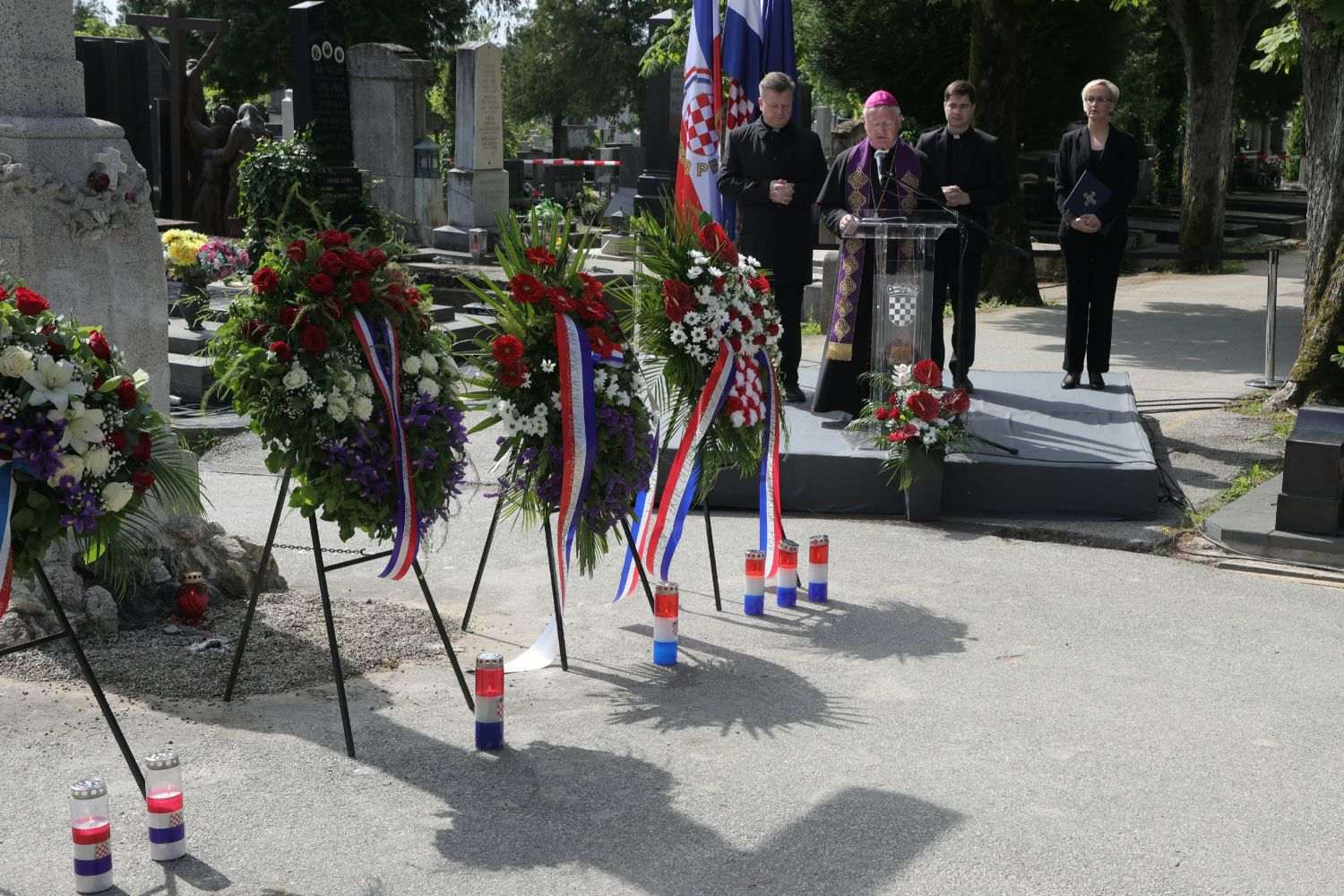KOMEMORACIJA NA MIROGOJU ZA 80. GODIŠNJICU BLEIBURŠKE TRAGEDIJE: Plenković i Jandroković izrazili pijetet žrtvama ubijenima bez suđenja nakon kraja Drugog svjetskog rata Komemoracija u povodu 80. obljetnice Bleiburške tragedije i Križnog puta hrvatskog naroda na Mirogoju / Foto: Hina