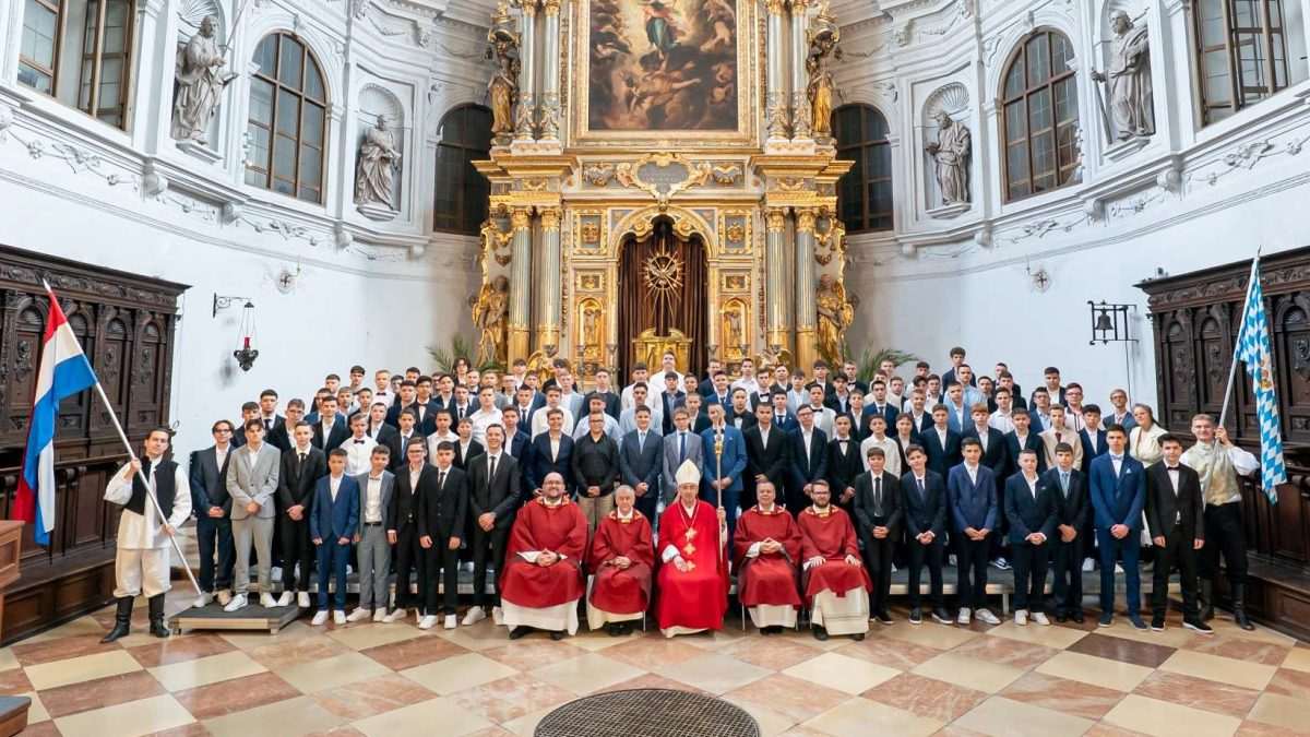 Krizmanice i krizmanici sa biskupom i svećenicima / Foto: Fenix (Željko Nedić)