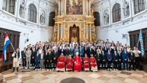 Krizmanice i krizmanici sa biskupom i svećenicima / Foto: Fenix (Željko Nedić)