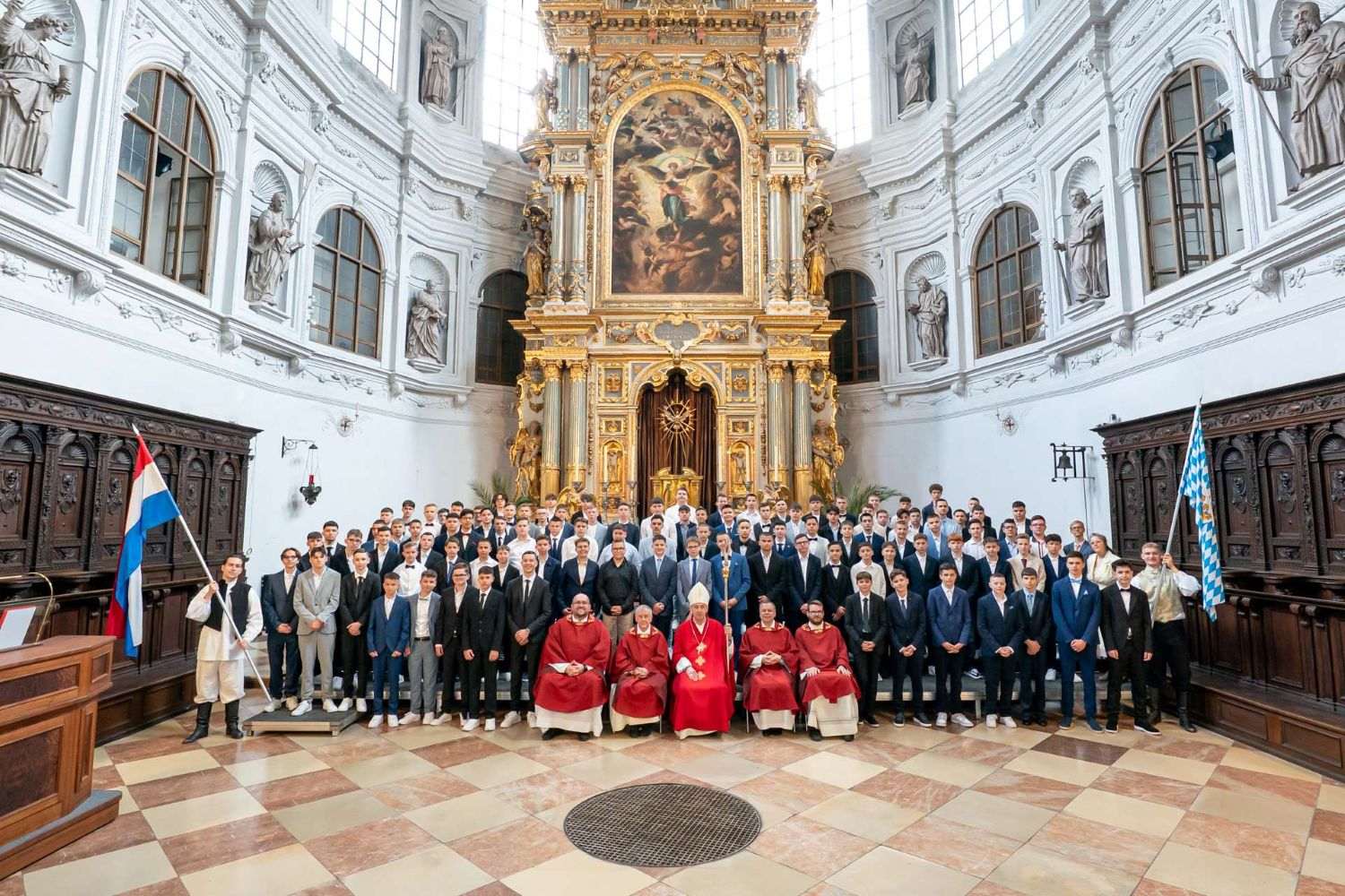 Krizmanice i krizmanici sa biskupom i svećenicima / Foto: Fenix (Željko Nedić)