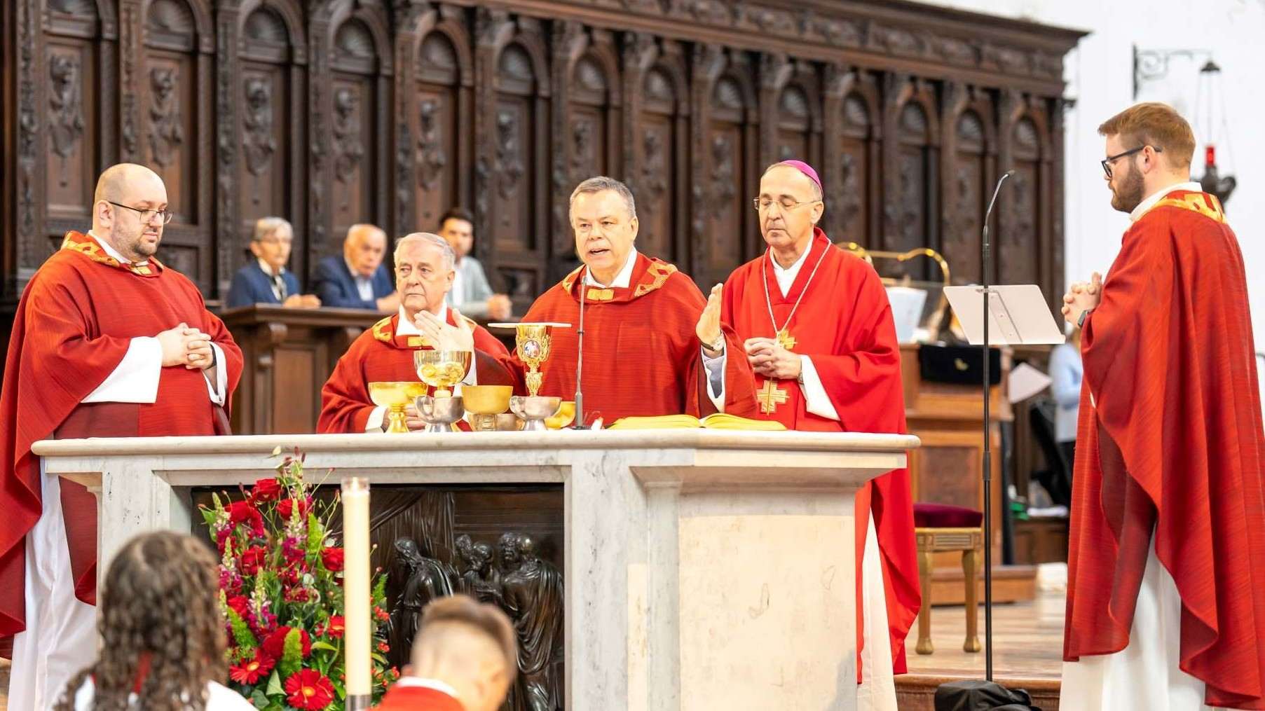 Biskup i svećenici na krizmi u Münchenu / Foto: Fenix (Ž. Nedić)