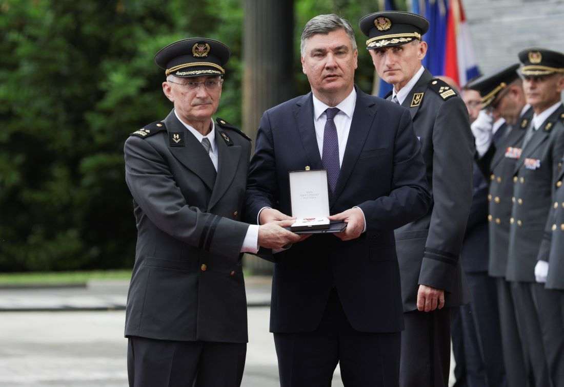 SVEČANO NA PANTOVČAKU: Milanović uručio odlikovanja i promaknuća pripadnicima Oružanih snaga RH SVEČANO NA PANTOVČAKU: Milanović uručio odlikovanja i promaknuća pripadnicima Oružanih snaga RH