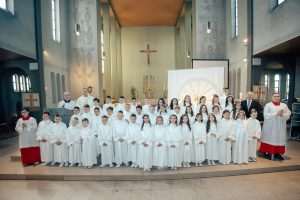 PRVA SVETA PRIČEST HRVATSKE KATOLIČKE ZAJEDNICE OFFENBACH/M: Više od tradicije, „Poziv na put“ Četrdeset djece prvi je put pristupilo sakramentu Euharistije