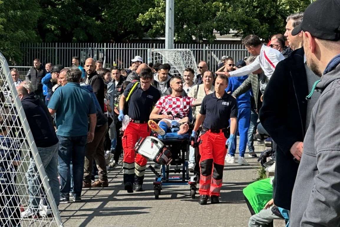 Trenutak kada zbog ozljede koljena igralište napušta najbolji igrač Croatije Ante Štrljić / Foto: Fenix (SIM)