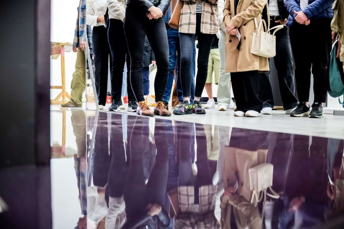 Arbeitsuchende besichtigen in der Malzfabrik Schöneberg eine Werkstatt, in der unter anderem Schaufensterpräsentationen hergestellt werden / Foto: Christoph Soeder/dpa