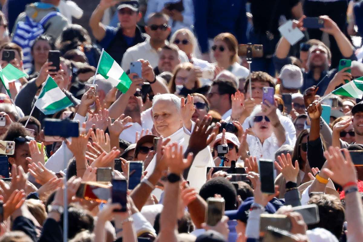 (FOTO) Papa Lav XIV. započeo pontifikat kritikom pohlepe kapitalizma