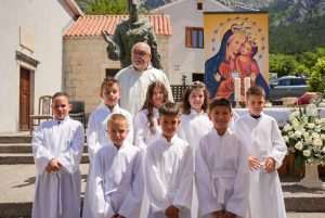 S POGLEDOM NA MORE I PREKRASNO BIOKOVO: U župi sv. Jeronima u Velikom Brdu proslavljena Prva sveta pričest i Majčin dan U Velikom brdu proslavljena Prva sveta pričest i Majčin dan / Foto: Fenix (AB)