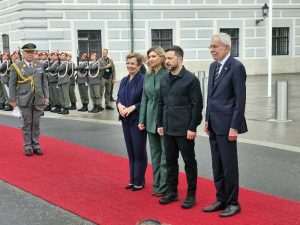 NEVIĐENE MJERE SIGURNOSTI: Ukrajinski predsjednik Zelenski u prvom posjetu Beču. Susrest će se s austrijskim predsjednikom Van der Bellenom i kancelarom Stockerom Zelenski i Van der Bellen/ Foto: S. Herek