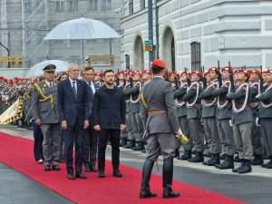NEVIĐENE MJERE SIGURNOSTI: Ukrajinski predsjednik Zelenski u prvom posjetu Beču. Susrest će se s austrijskim predsjednikom Van der Bellenom i kancelarom Stockerom Zelenski i Van der Bellen/ Foto: S. Herek