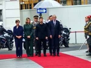 NEVIĐENE MJERE SIGURNOSTI: Ukrajinski predsjednik Zelenski u prvom posjetu Beču. Susrest će se s austrijskim predsjednikom Van der Bellenom i kancelarom Stockerom Predsjednici sa suprugrama/ Foto: S. Herek
