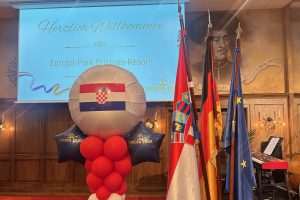 SVEČANO I UPEČATLJIVO: Proslava Dana državnosti RH u prostorima „najveće stalne reklame koju Hrvatska ima u svijetu"