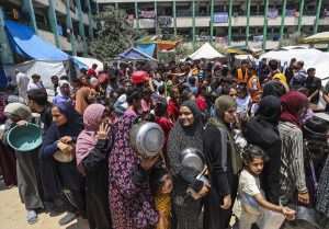 (FOTO) UNRWA: Civili u Gazi meta teških napada dok traže hranu u centrima za pomoć Podjela hrane u Gazi / Foto: Anadolu