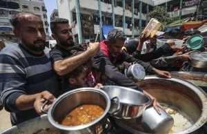 (FOTO) UNRWA: Civili u Gazi meta teških napada dok traže hranu u centrima za pomoć Podjela hrane u Gazi / Foto: Anadolu