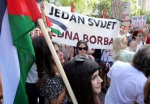 Sudionici Marša za Palestinu sa stransparentima / Foto: Hina