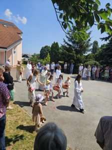 VJERA I TRADICIJA: Vjernici Čakovca proslavili Tijelovo svečanom misom i procesijom Tijelovo na Jugu Čakovca / Foto: Pavo Jazvić