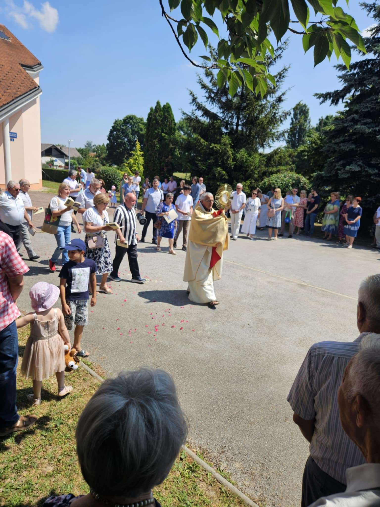 VJERA I TRADICIJA: Vjernici Čakovca proslavili Tijelovo svečanom misom i procesijom Tijelovo na Jugu Čakovca / Foto: Pavo Jazvić