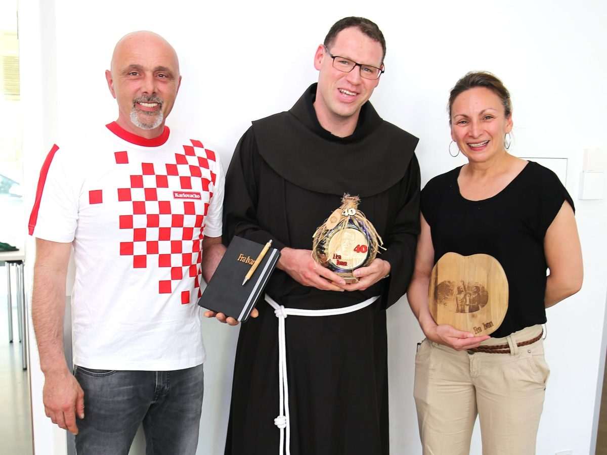 Fra Ante Ivan Rozić s vjernicima / Foto: Fenix (ŽC)