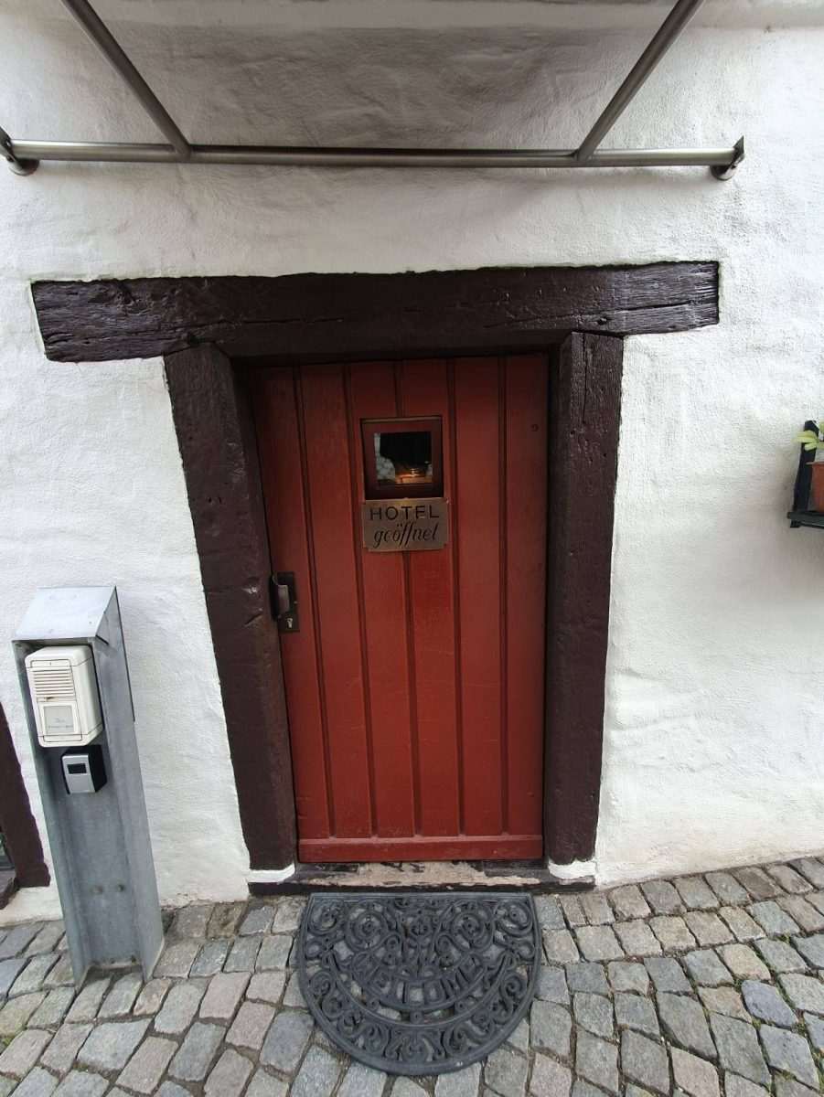 Čak i ako ste manjeg rasta morat ćete se sagnuti kako bi ušli u hotel / Foto: Fenix (MD)