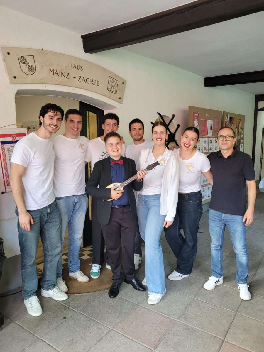 Mladi pijanist Josip Nikola Garić s mladim folklorašima iz Mainza/ Foto: Fenix (MD)