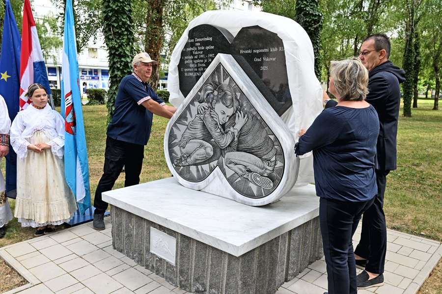 Svečano otkrivanje spomen-obilježlja "Slomljeno srce" / Foto: Hina