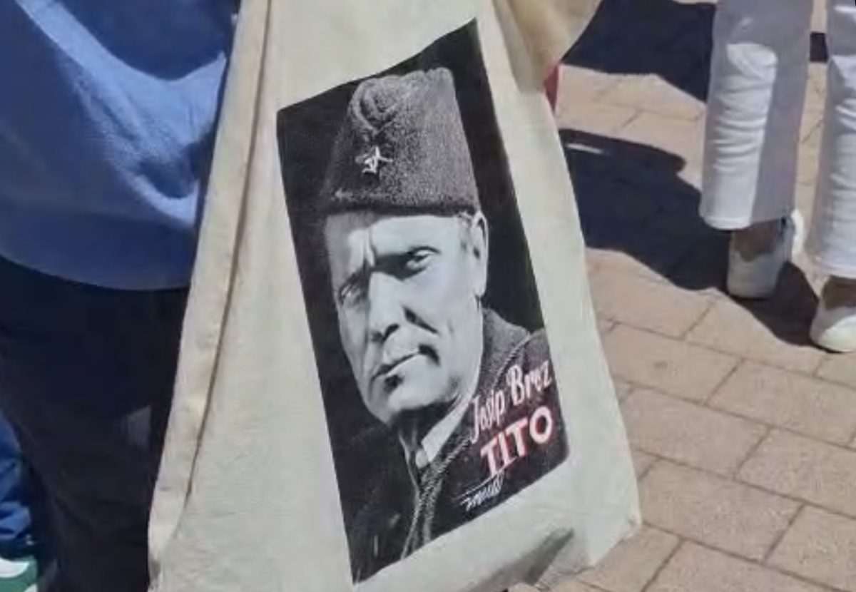 Torba s fotografijom Tita snimljena u Međugorju / Foto: Fenix (Jure Burić)