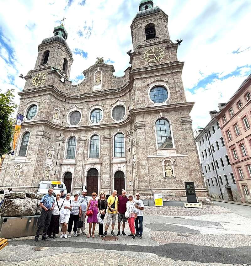 Pjesnici ispred Crkve