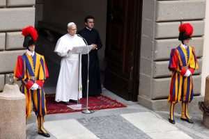 CASTEL GANDOLF: Tisuće vjernika i turista slušale prvi Angelus pape Lava XIV. CASTEL GANDOLF: Tisuće vjernika i turista slušale prvi Angelus pape Lava XIV.