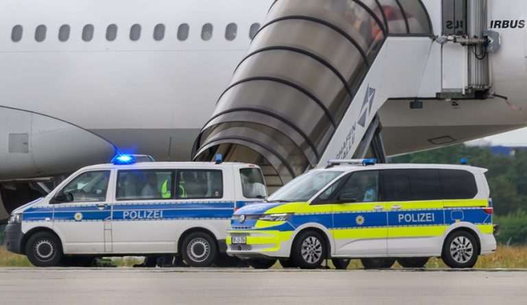 DeportacIJa (ILUSTRACIJA) / Foto: Hendrik Schmidt/dpa - ATTENTION: individual(s) has/have been pixelated for legal reasons