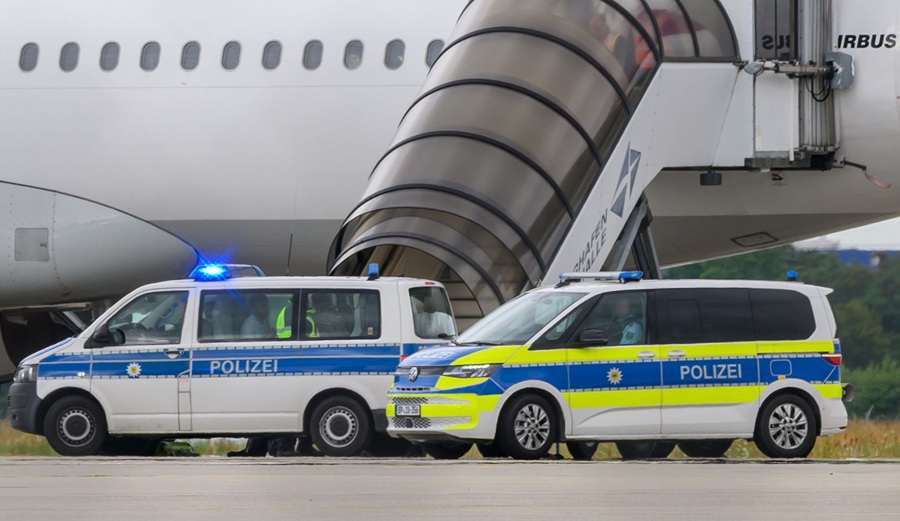 DeportacIJa (ILUSTRACIJA) / Foto: Hendrik Schmidt/dpa - ATTENTION: individual(s) has/have been pixelated for legal reasons