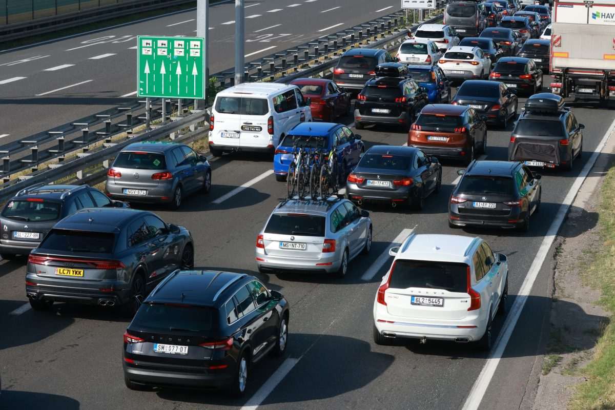 Kolona vozila na naplati Lučko/ Foto: Hina