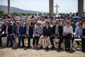 GROBLJE MIRA: 20.000 bijelih križeva – simbol žrtava, sjećanja i opomene GROBLJE MIRA: 20.000 bijelih križeva – simbol žrtava, sjećanja i opomene