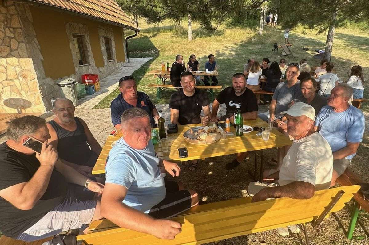 GODIŠNJE OKUPLJANJE NAKON ZAVRŠETKA TURNIRA MIŠKIH PREZIMENA: Domaći i iseljeni Mišani družili se na Puđinu podu uz pršut, sir, pečenje i razna pića