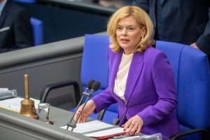 „PAR IZ SNOVA U SVIJETU SLAVNIH“: Predsjednica Bundestaga Julia Klöckner i TV voditelj Jörg Pilawa su zajedno  