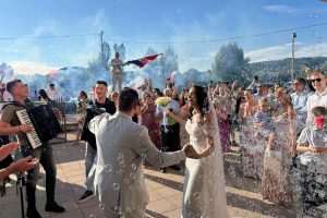 HRVATSKO ISELJENIČKO VJENČANJE NA BUŠKOM BLATU: Mladenci iz Ludwigshafena okrunili ljubav uz blagoslov svog dugogodišnjeg župnika koji se vratio u Ilok