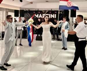 HRVATSKO ISELJENIČKO VJENČANJE NA BUŠKOM BLATU: Mladenci iz Ludwigshafena okrunili ljubav uz blagoslov svog dugogodišnjeg župnika koji se vratio u Ilok