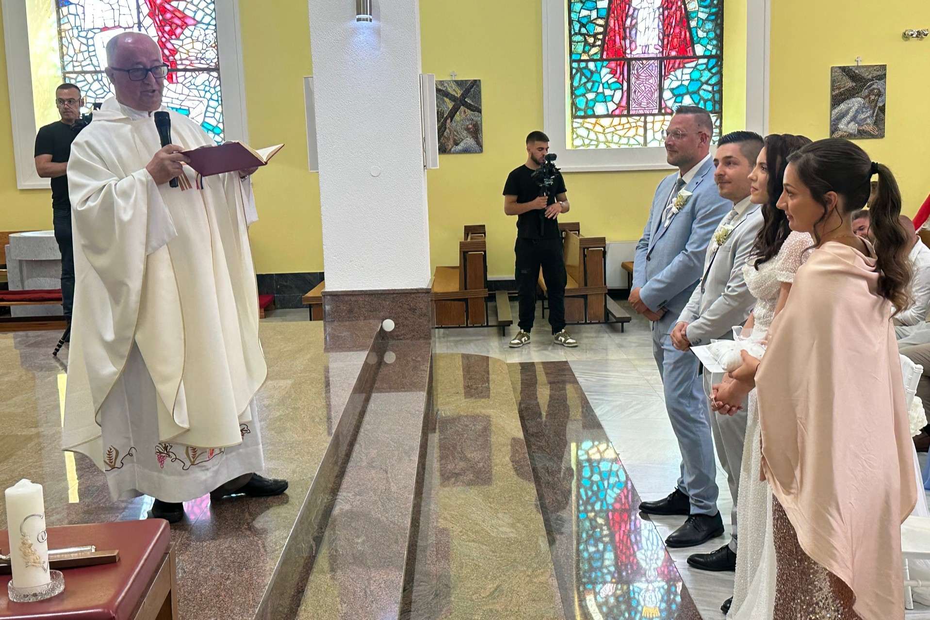 HRVATSKO ISELJENIČKO VJENČANJE NA BUŠKOM BLATU: Mladenci iz Ludwigshafena okrunili ljubav uz blagoslov svog dugogodišnjeg župnika koji se vratio u Ilok