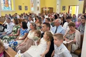 HRVATSKO ISELJENIČKO VJENČANJE NA BUŠKOM BLATU: Mladenci iz Ludwigshafena okrunili ljubav uz blagoslov svog dugogodišnjeg župnika koji se vratio u Ilok