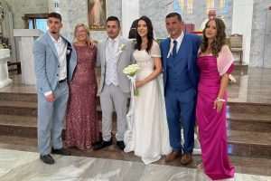 HRVATSKO ISELJENIČKO VJENČANJE NA BUŠKOM BLATU: Mladenci iz Ludwigshafena okrunili ljubav uz blagoslov svog dugogodišnjeg župnika koji se vratio u Ilok