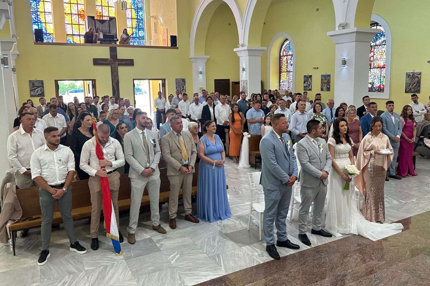 HRVATSKO ISELJENIČKO VJENČANJE NA BUŠKOM BLATU: Mladenci iz Ludwigshafena okrunili ljubav uz blagoslov svog dugogodišnjeg župnika koji se vratio u Ilok