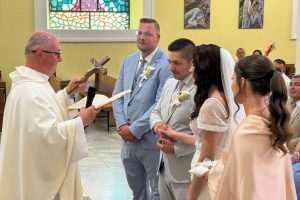 HRVATSKO ISELJENIČKO VJENČANJE NA BUŠKOM BLATU: Mladenci iz Ludwigshafena okrunili ljubav uz blagoslov svog dugogodišnjeg župnika koji se vratio u Ilok