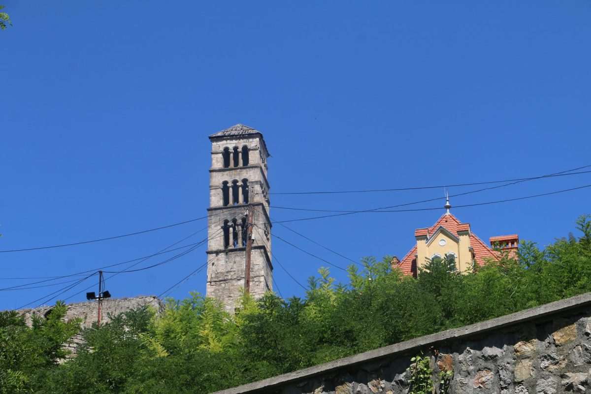 NEVJEROJATAN PRIZOR: Znate li gdje se nalazi jedini vodopad na svijetu koji se nalazi u samom središtu grada? Franjevački samostan i crkva sv. Marije i Jajcu / Foto: Fenix (MD)