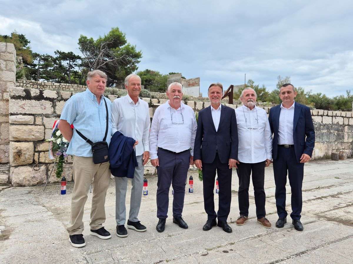 U ČAST STRADALIH: Jandroković položio vijence na spomen obilježjima na Golom otoku i Sv. Grguru