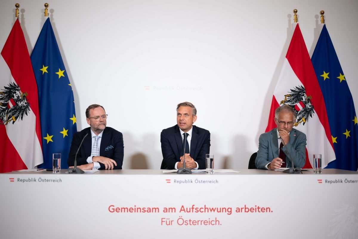 Ministar financija Marterbauer (desno), ministar gospodarstva Hattmannsdorfer (sredina) I državni tajnik Schellhorn / Foto: ( BKA Paul Gruber)