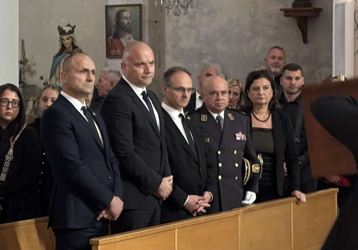 GENERALE, PUTUJ U VJEČNOST: Odani vojnici i prijatelji s ministrom Anušićem na posljednjem ispraćaju generala zbora Ante Rose u Francuskoj