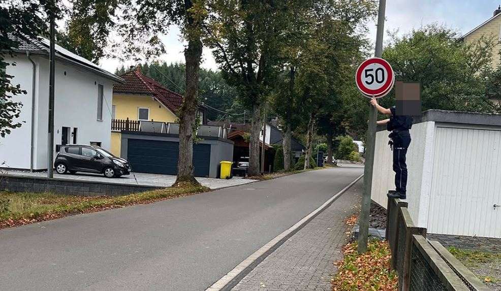 Netko je postavio lažni prometni znak / Foto: Policija NRW Siegen-Wittgenstein