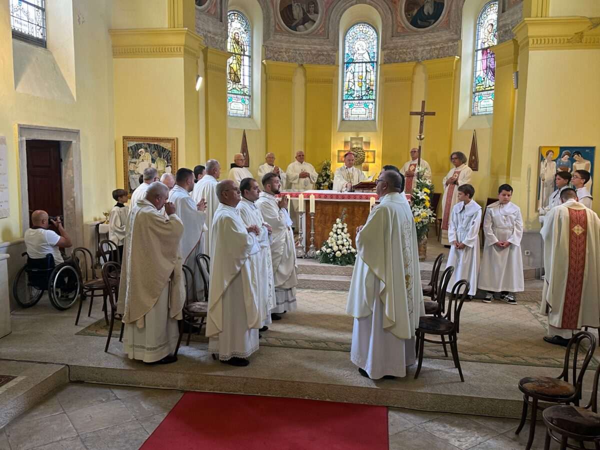U prepunoj Katedrali Rođenja Blažene Djevice Marije u Trebinju, svečano je proslavljen blagdan svetog Mihovila / Foto: Fenix SIM)