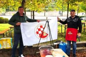 UZ VESELE ZVUKE TAMBURICE: Miris hrvatskih tradicijskih jela širi se na 4. Čobanijadi u Calwu