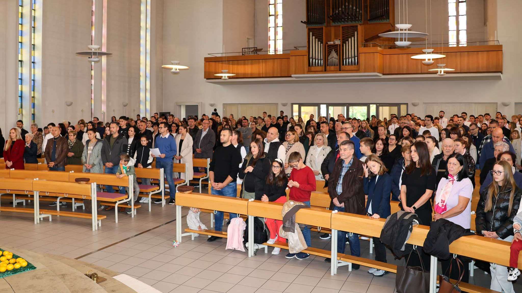 NAKON 6 GODINA SLUŽBE: Sv. misom u Bietigheim-Bissingenu od svojih vjernika se oprostio fra Ante Babić  