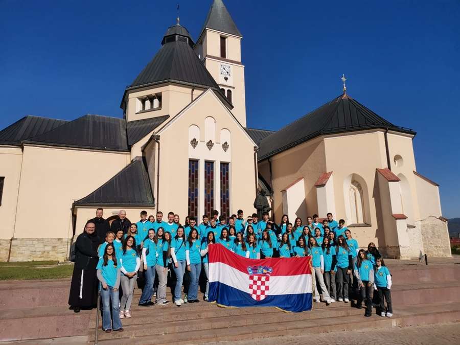 NEZABORAVNO ISKUSTVO: Hodočašće krizmanika HKŽ München u Hrvatsku Hodočašće krizmanika HKŽ München u Hrvatsku / Foto: Fenix (Fra Slaven Čeko)